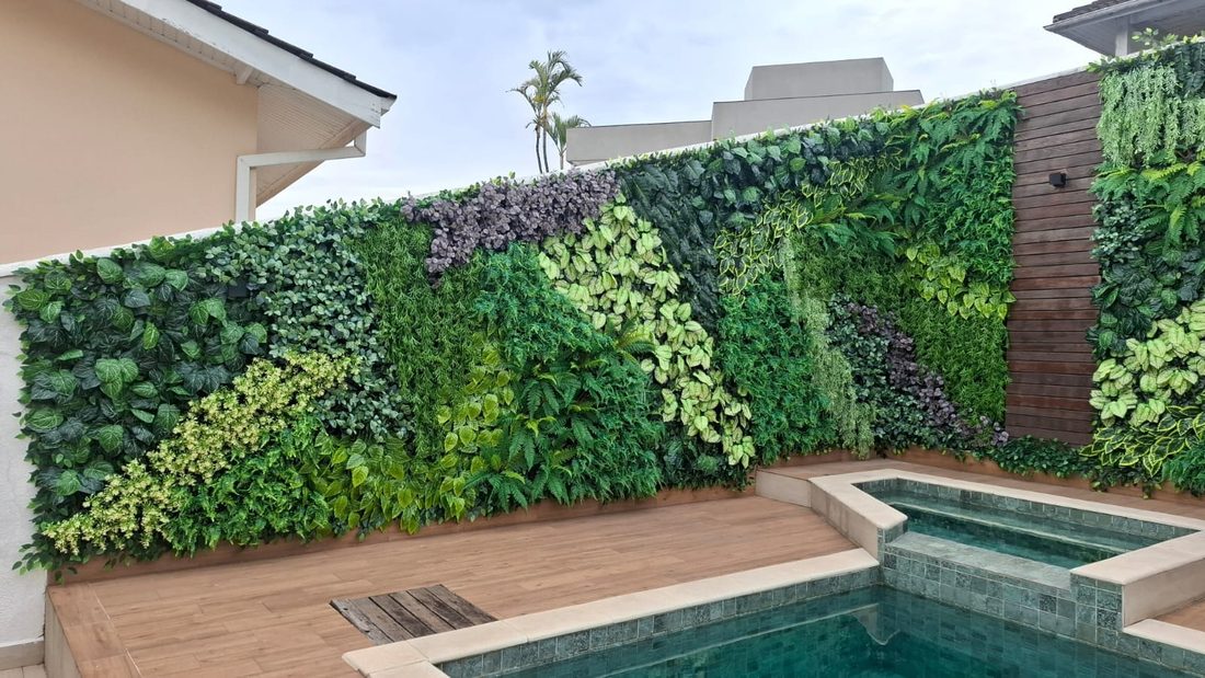 Piscina e spa com parede verde de plantas artificiais