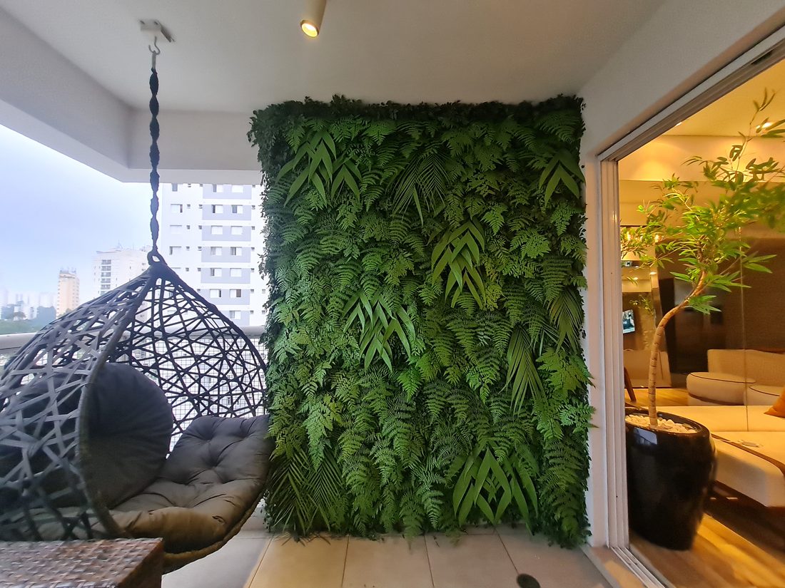 Divisória de jardim vertical artificial na sala com poltrona suspensa