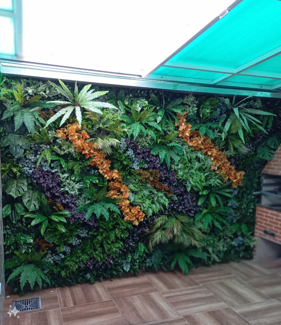 Terraço residencial com grande painel de plantas artificiais coloridas