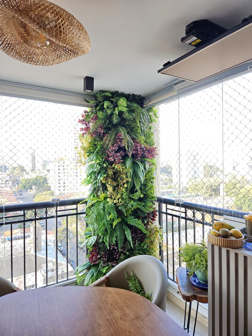 Varanda gourmet com painel de folhagem artificial