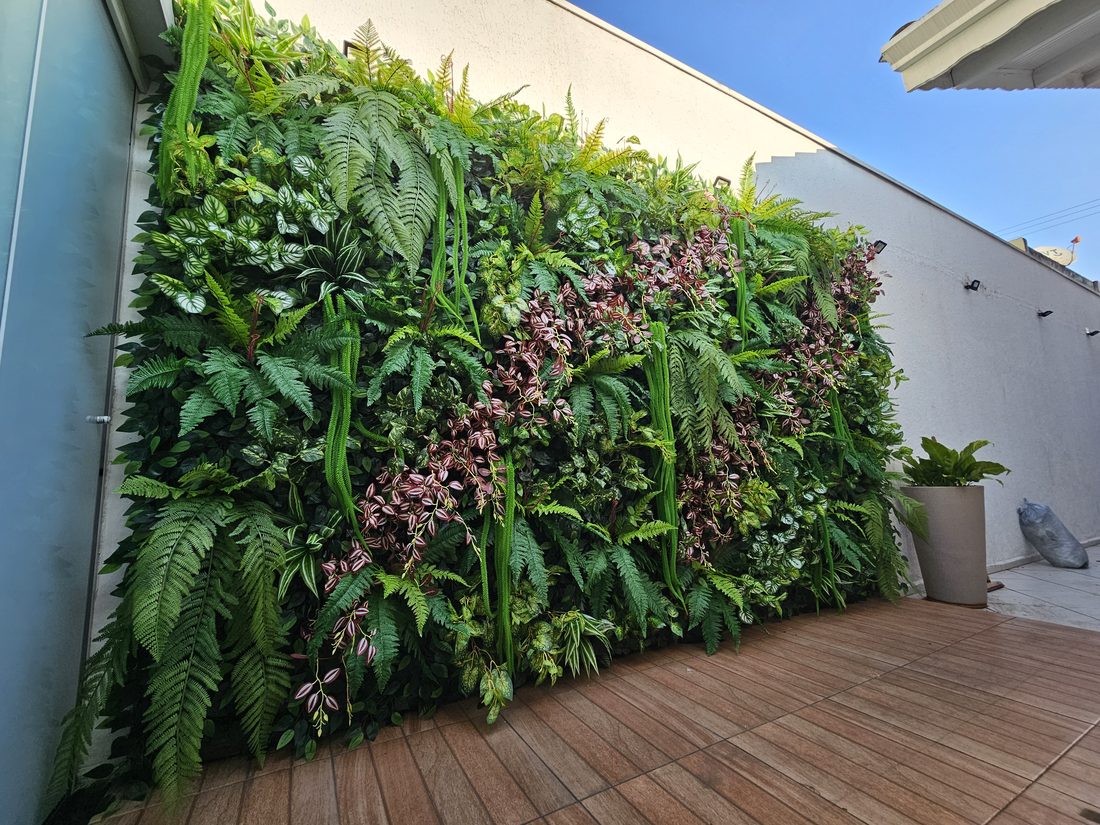 Deck residencial com parede de jardim vertical artificial