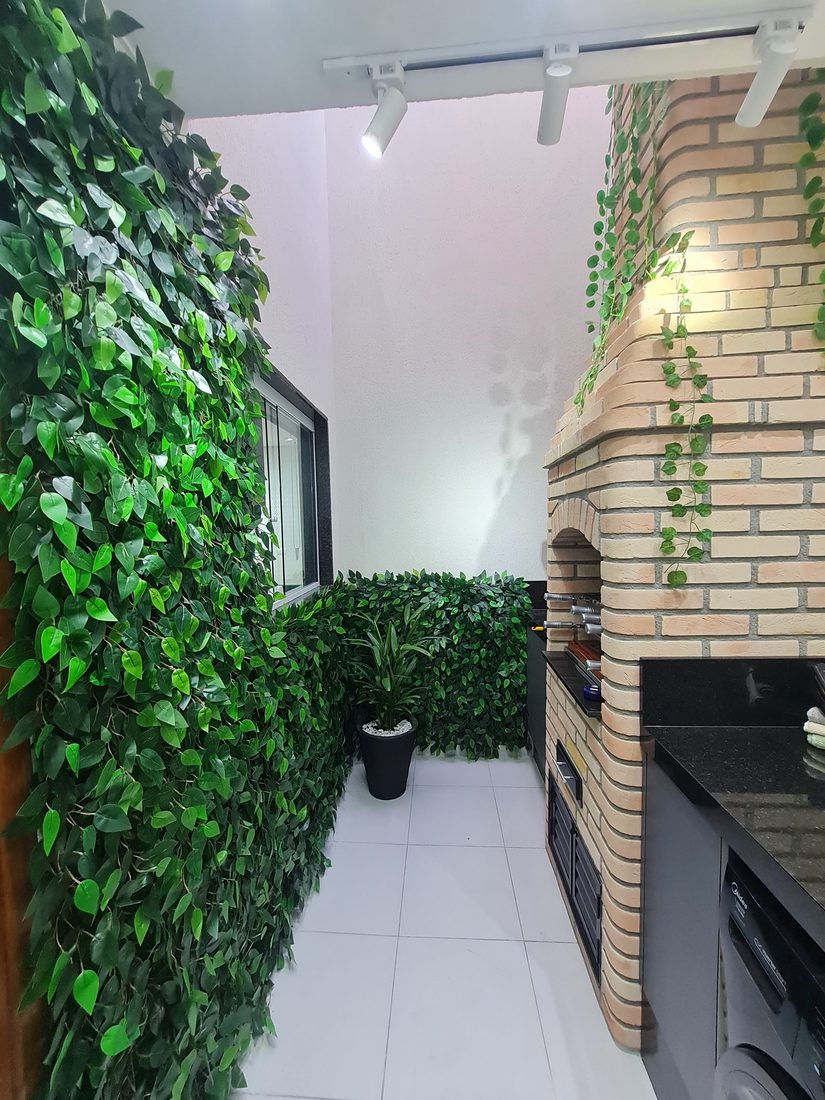 Espaço gourmet com churrasqueira e jardim vertical artificial