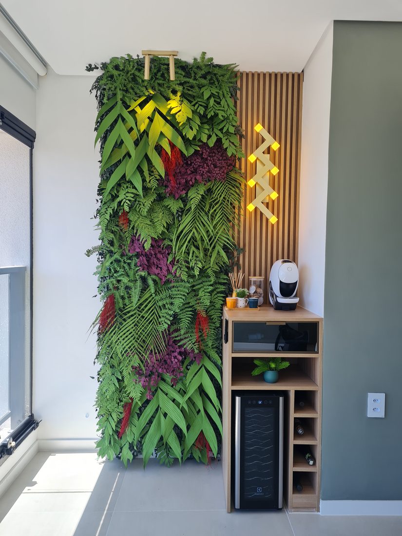 Parede de plantas artificiais com letreiro neon em ambiente de estar