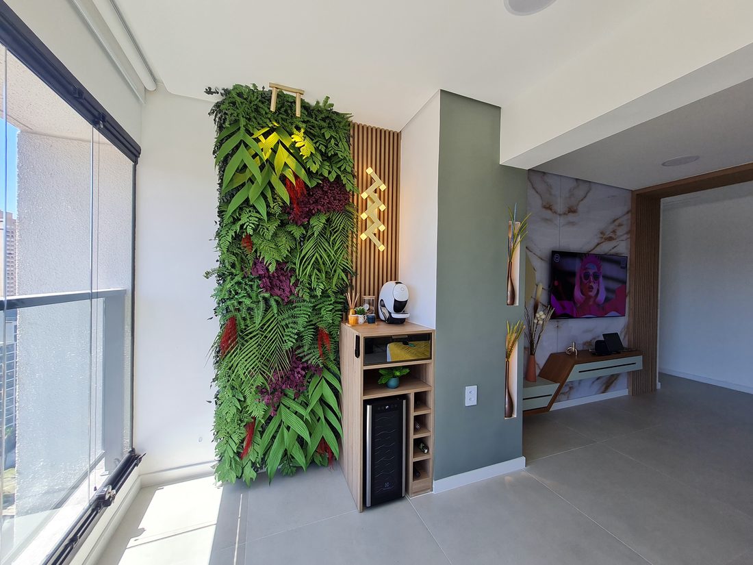 Sala de estar com painel de jardim vertical artificial e TV