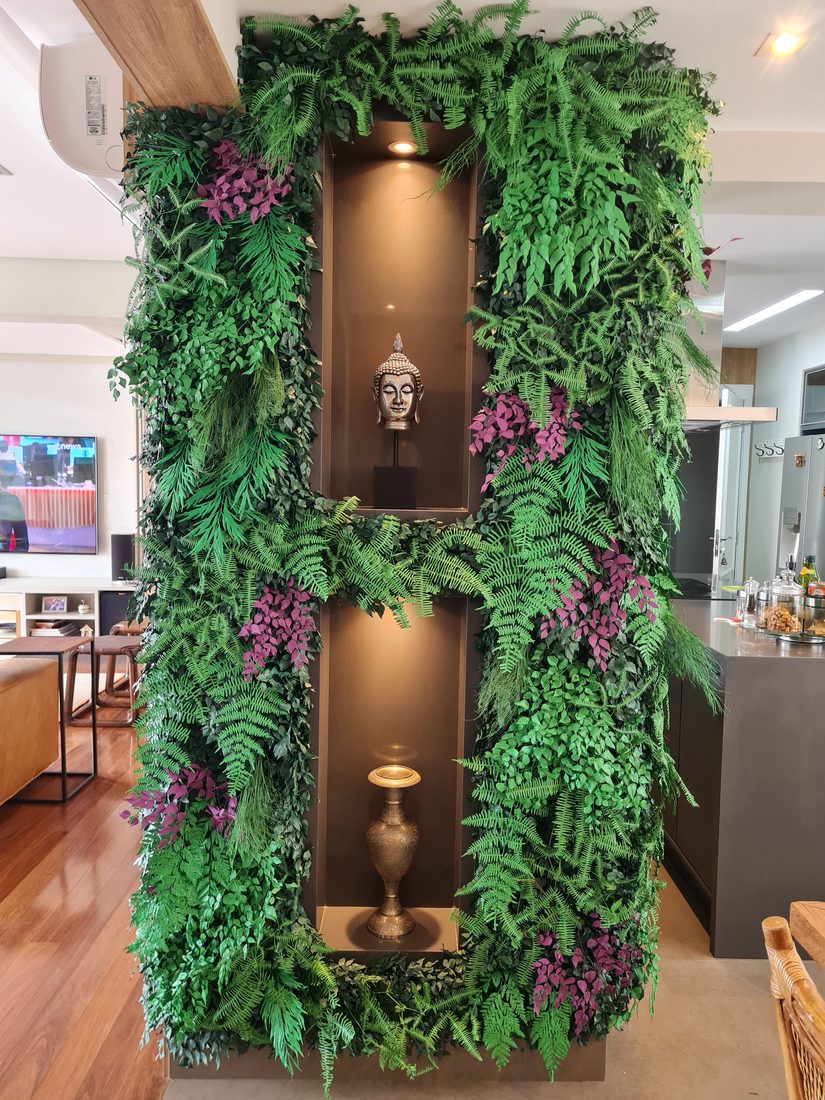 Parede de plantas artificiais com nicho decorativo