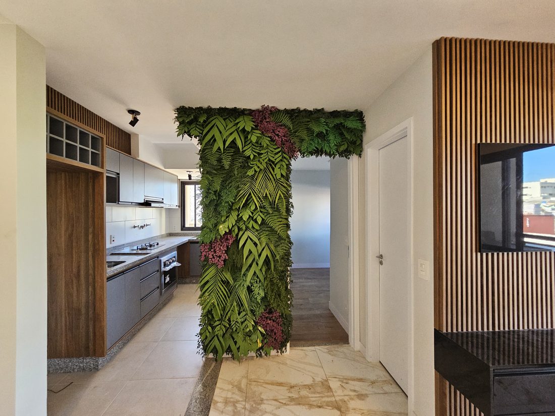 Cozinha integrada com painel de jardim vertical artificial